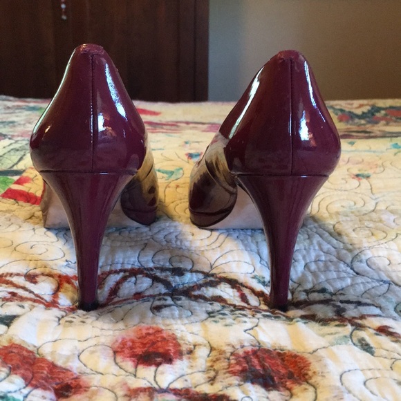 Burgundy patent leather Cole Haan platform pump - Picture 2 of 5